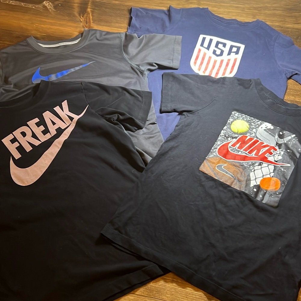 NIKE SET OF 4 TEES BOYS SIZE LARGE
